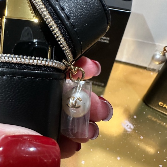 โ๏ธ HOLIDAY GIFTAWAY ALL THINGS LOUIE VUITTON & CHANEL โ๏ธ๐๐
๐ - Picture 12 of 15